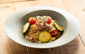 サルシッチャと夏野菜のチーズパスタ期間限定新メニュー登場！